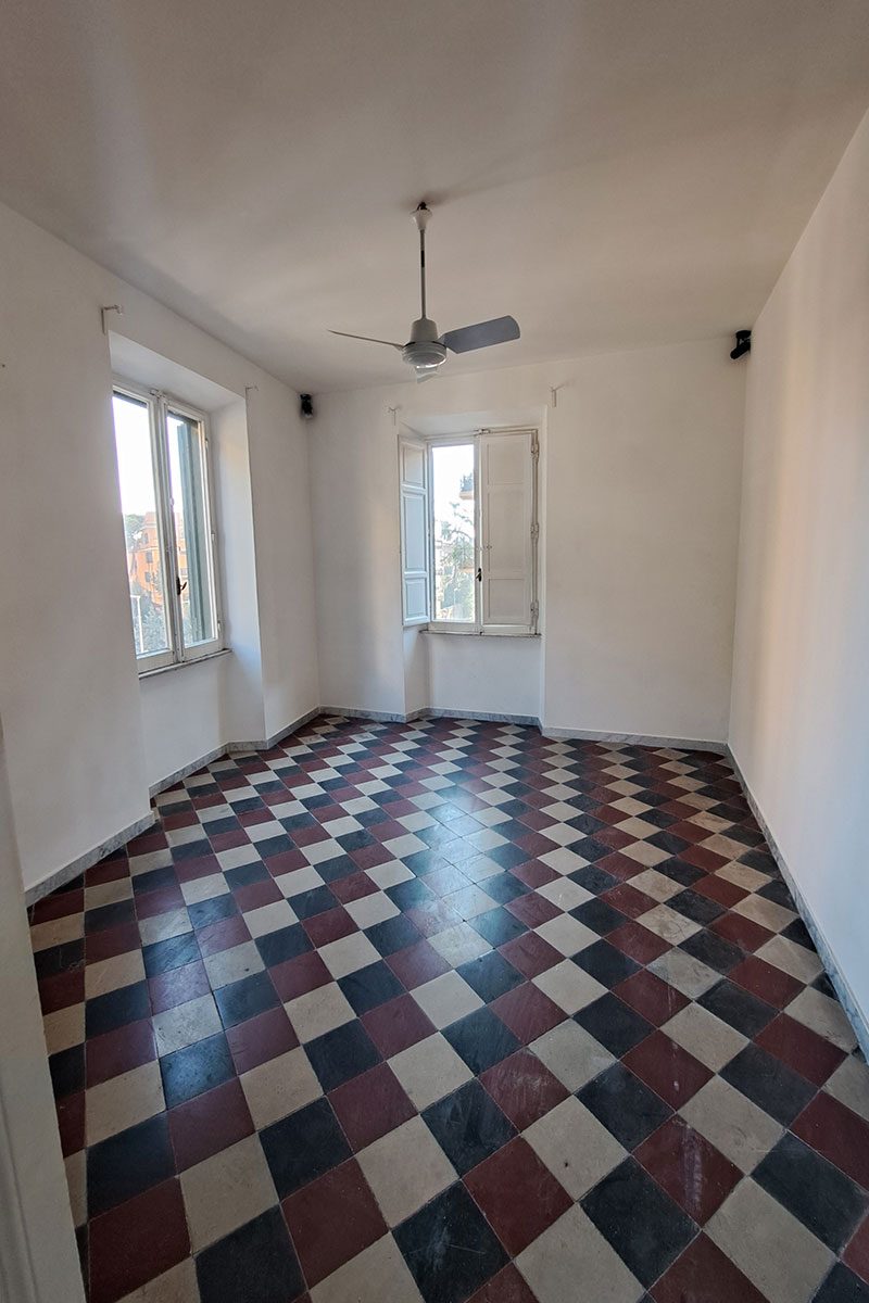 Casa di Emiliano prima dei lavori: stanze vuote con pavimento d'epoca a scacchi