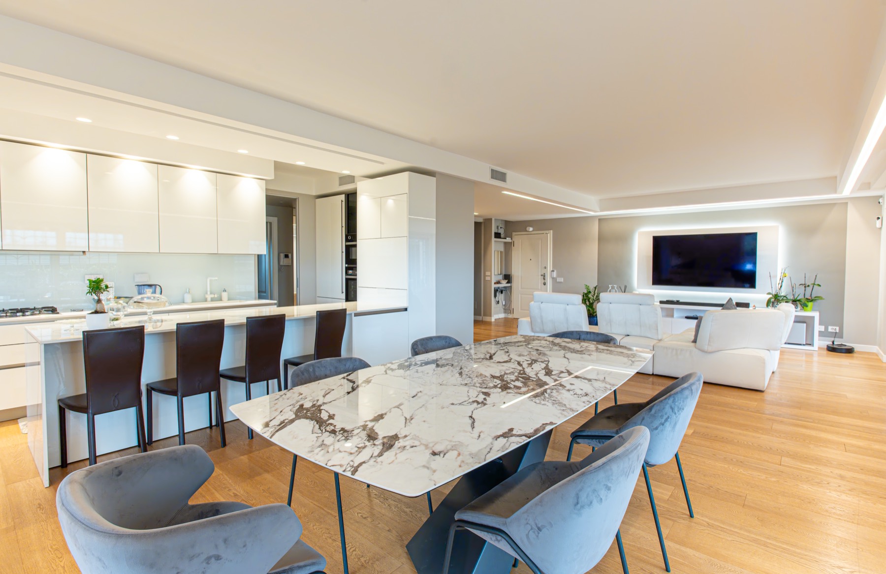 Ambiente living con luce progettata