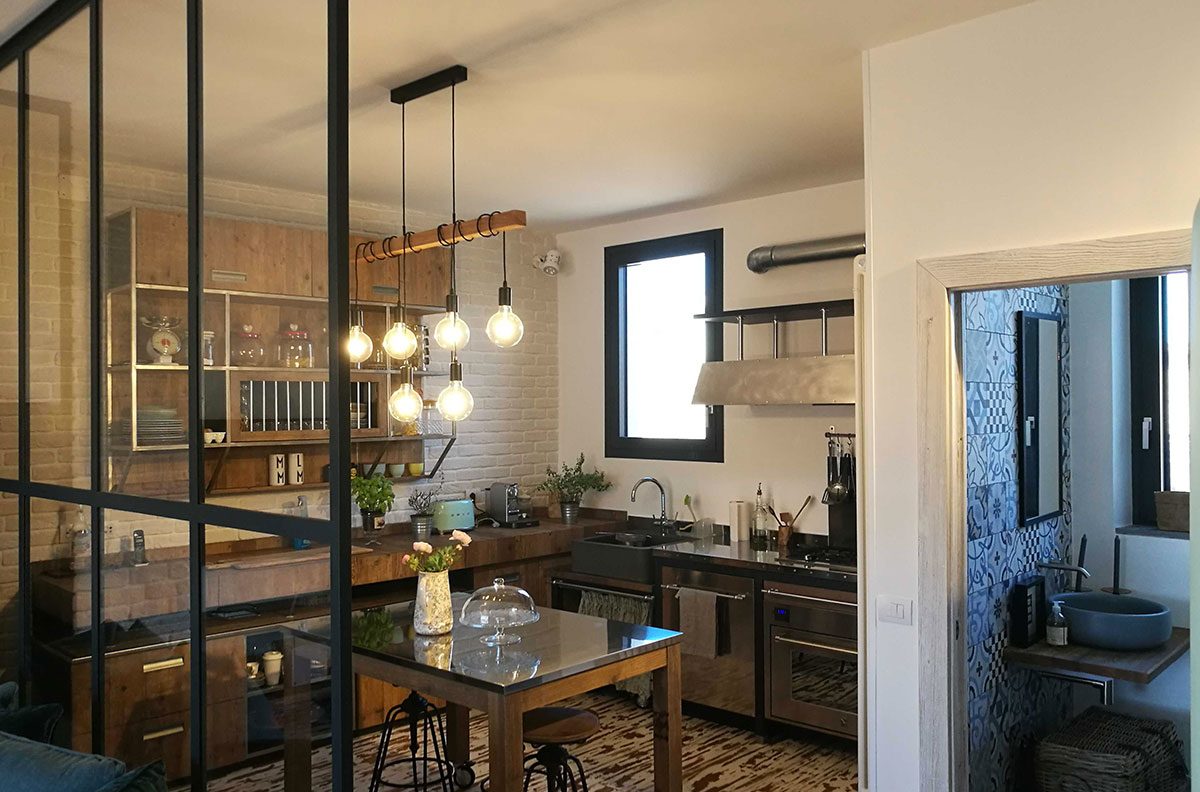 Cucina di un appartamento su due livelli