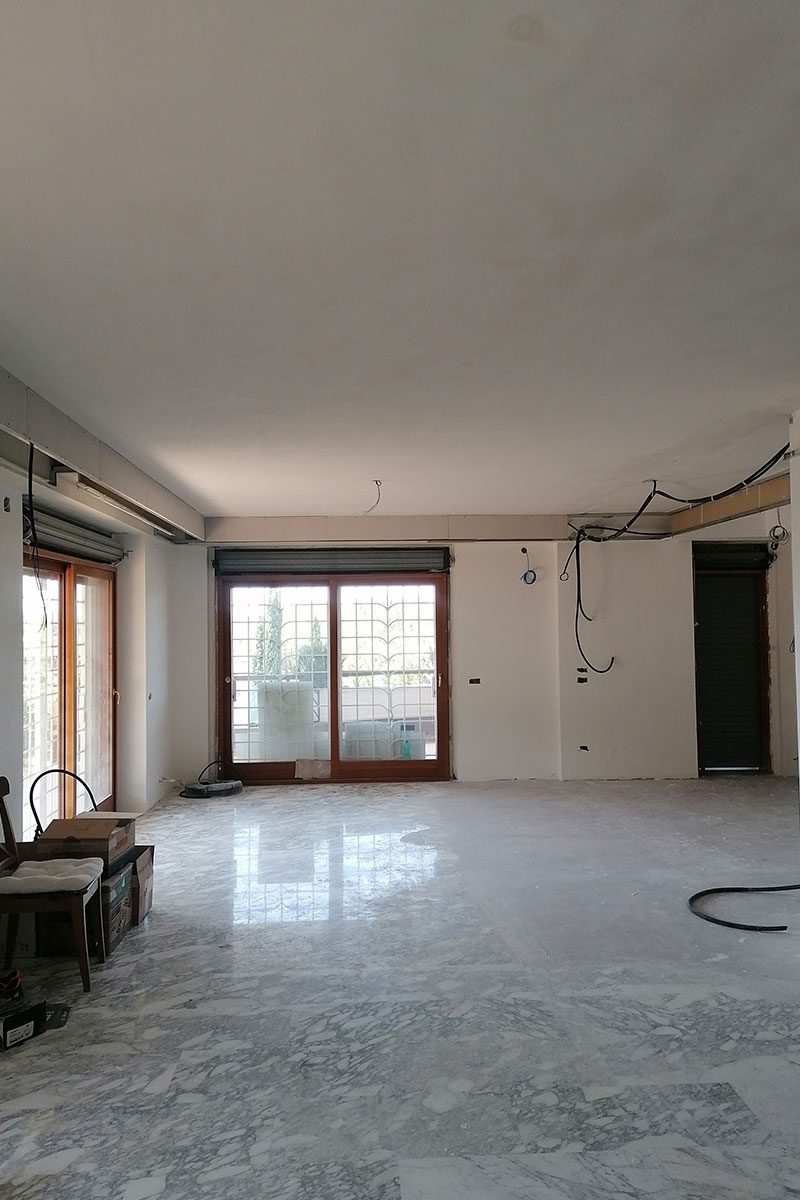 Casa di Emanuele all'EUR prima dei lavori: ambienti al grezzo durante la demolizione