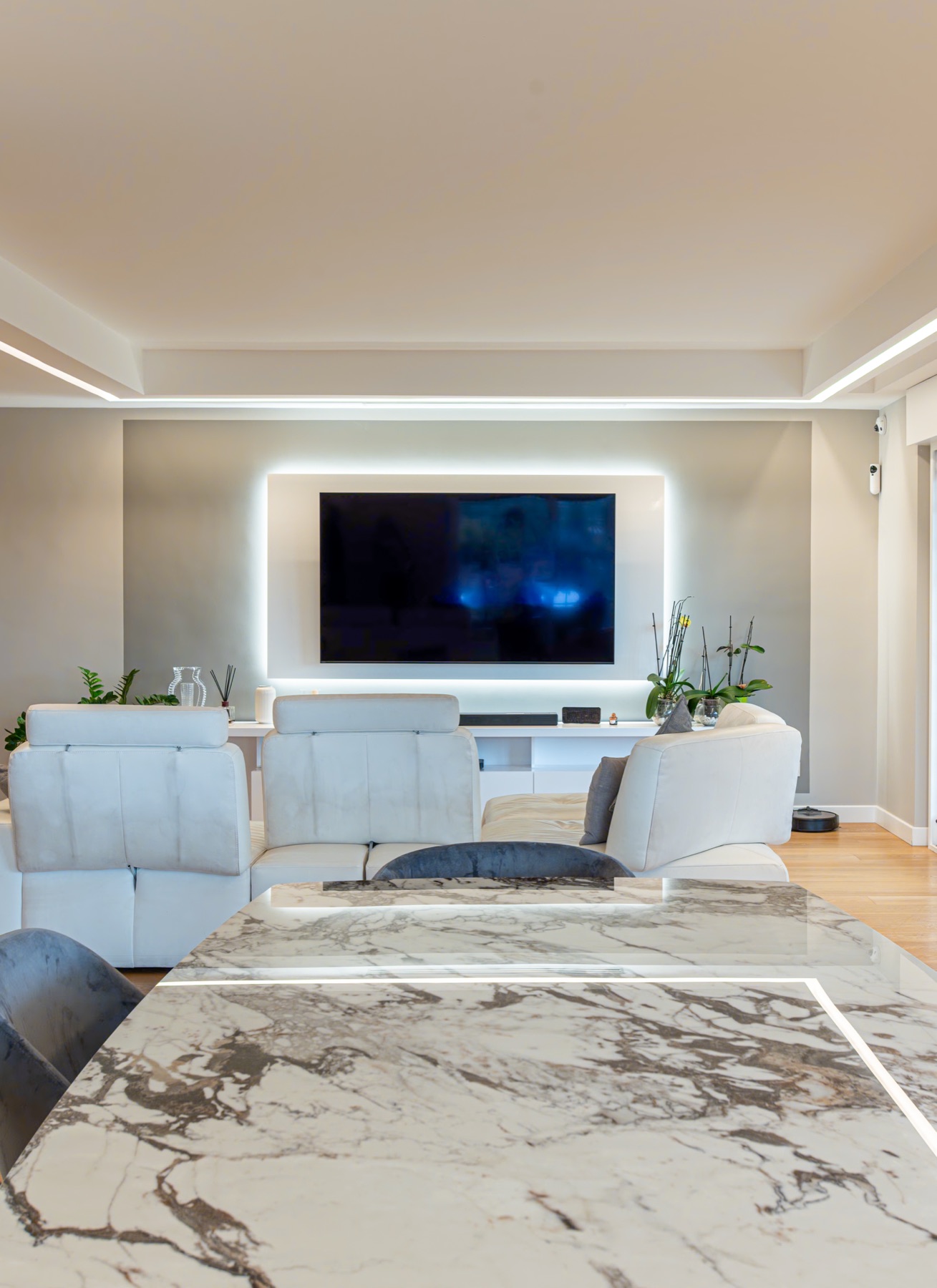 Casa di Emanuele dopo la ristrutturazione: living con parete TV retroilluminata